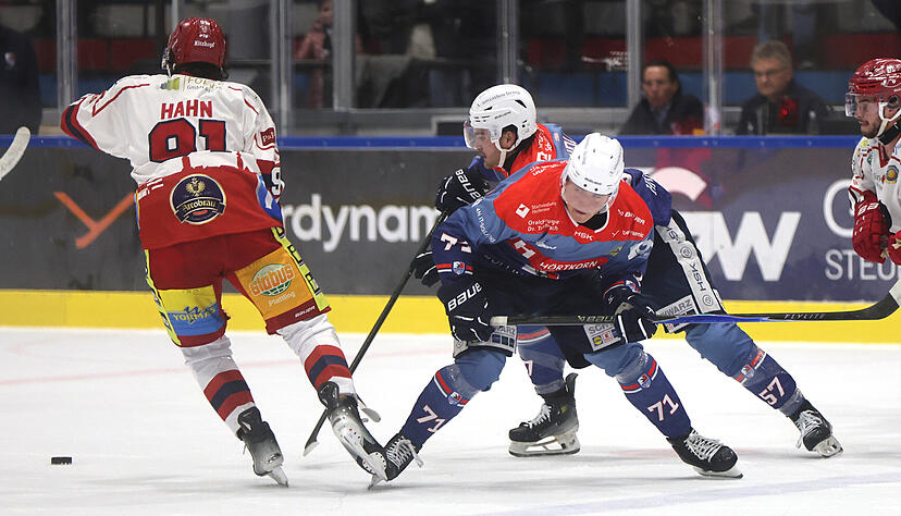 Paul Fabian (vorne) und Luis Ludin sind zwei der drei Torsch&uuml;tzen der Heilbronner Falken beim 3:6 beim EC Peiting.