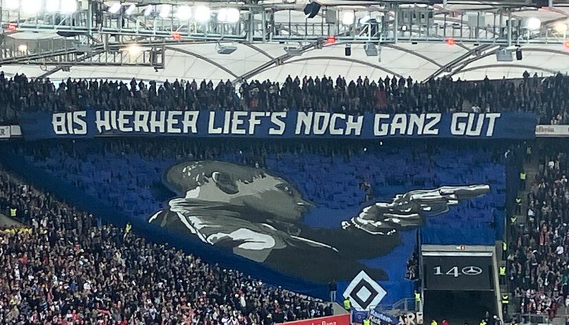Im HSV-Block gab es auch eine Choreo vor Anpfiff. Eine Anspielung auf die Saison des VfB Stuttgart? Im HSV-Block gab es auch eine Choreo vor Anpfiff. Eine Anspielung auf die Saison des VfB Stuttgart?