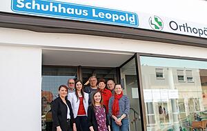 Seit fünf Generationen in Familienbesitz: Das Schuhhaus Leopold mit versammelter Belegschaft.
Fotos: Linda Möllers Seit fünf Generationen in Familienbesitz: Das Schuhhaus Leopold mit versammelter Belegschaft.
Fotos: Linda Möllers