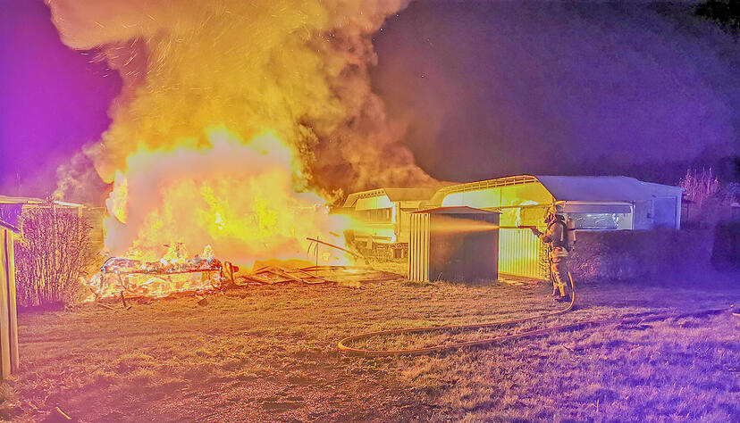 Ein Feuerwehrmann versucht die Flammen zu löschen.