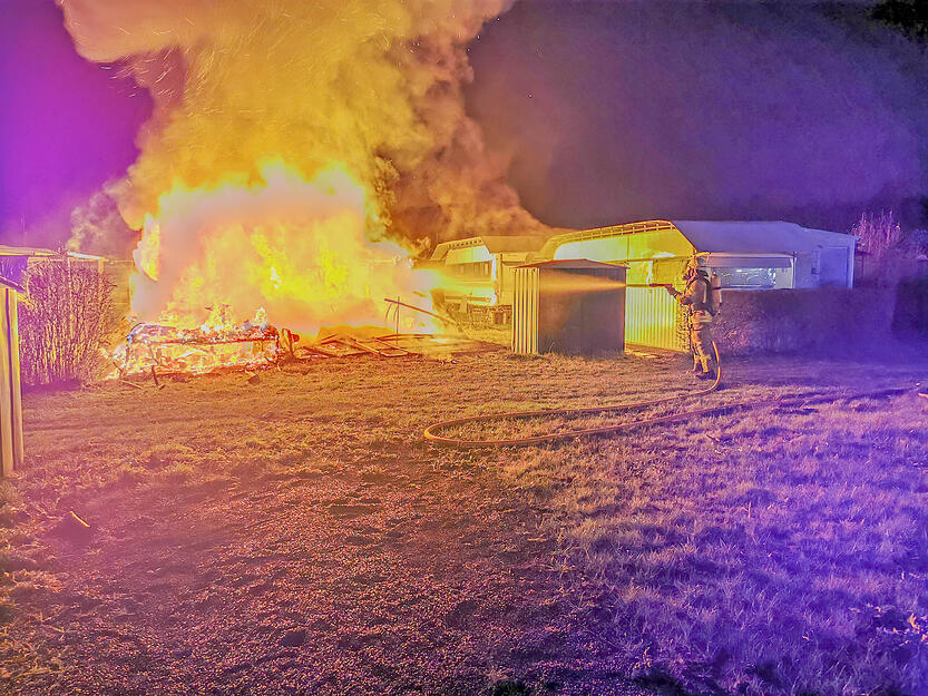 Ein Feuerwehrmann versucht die Flammen zu löschen.