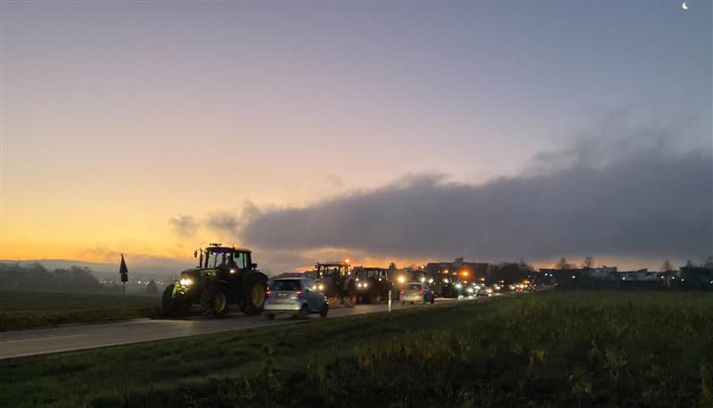 Traktoren rollen zur Kundgebung gegen Lidl in Bad Wimpfen.