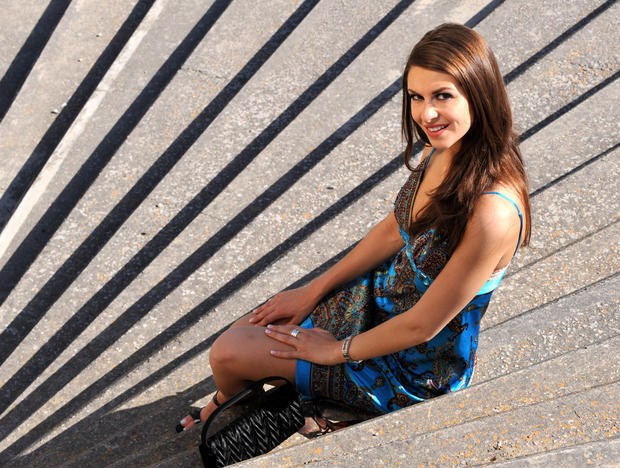 Doris Schmidts, Miss Germany 2009, posiert auf einer Treppe vor der Kathedrale "La Seu de Mallorca" in Palma de Mallorca auf der Mittelmeerinsel Mallorca (Spanien). Am 13. Februar endet die Amtszeit von Doris Schmidts. Dann wird ihre Nachfolgerin gewählt.