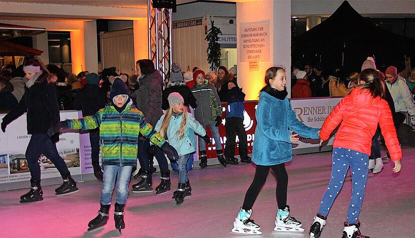 Die Resonanz auf die Eislaufbahn vor dem Rathaus ist positiv. Foto: Andreas Zwingmann Die Resonanz auf die Eislaufbahn vor dem Rathaus ist positiv. Foto: Andreas Zwingmann