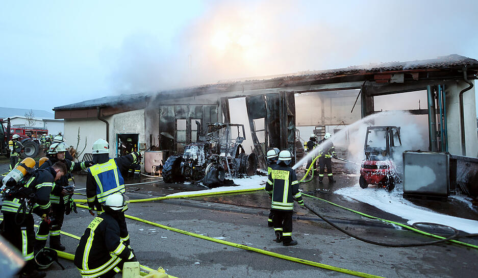 Brand in einem Landwirtschaftsmechanikerbetrieb in Oedheim Brand in einem Landwirtschaftsmechanikerbetrieb in Oedheim