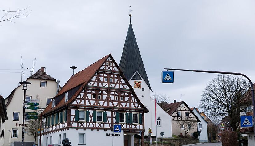 In Hattenhofen in Baden-Württemberg herrscht Fassungslosigkeit: Was sind die Hintergründe des Verbrechens?