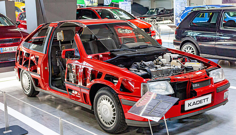 Blick ins Innerste: Ein Opel Kadett E bietet einen Blick in die Technik und die Karosserie des Fahrzeugs.