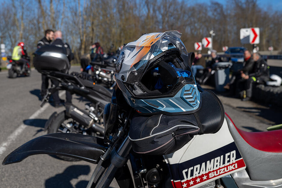 Motorr&auml;der stehen dicht an dicht am beliebten Treffpunkt f&uuml;r Zweiradfahrer.