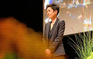 In einer leidenschaftlichen Laudatio würdigte Dunja Hayali den Preisträger Heinrich Bedford-Strohm als einen Mann, für den die Menschenwürde unverhandelbar ist.
Fotos: Christiana Kunz In einer leidenschaftlichen Laudatio würdigte Dunja Hayali den Preisträger Heinrich Bedford-Strohm als einen Mann, für den die Menschenwürde unverhandelbar ist.
Fotos: Christiana Kunz