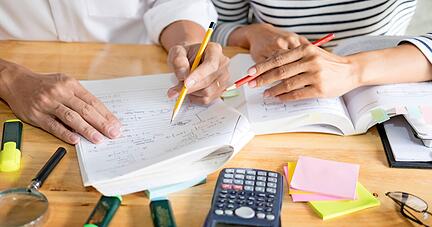 In Neckarsulm bietet die Sport-Union nicht nur Bewegung, sondern auch Hausaufgabenbetreuung an. Für die Kooperationen gibt es extra drei FSJler. In Heilbronn helfen Jugendbegleiter.
.
snowing12/stock.adobe.com