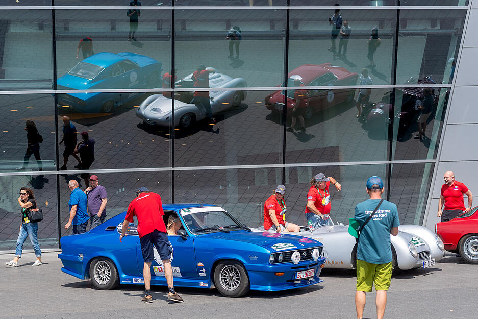 Vor dem Audi Forum in Neckarsulm tummeln sich am Samstag die Oldtimer.