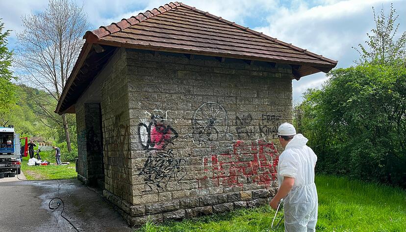 Die Mitglieder der Jugendfeuerwehr haben zuvor die Schmierereien auf der Außenwand des Pumphäuschens entfernt.