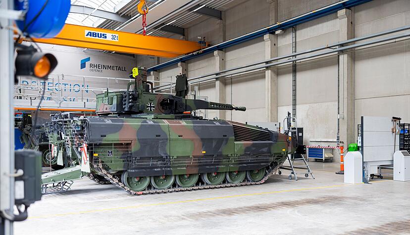 Ein Puma-Sch&uuml;tzenpanzer in einer Halle des Rheinmetall-Werks im nieders&auml;chsischen Unterl&uuml;&szlig;.