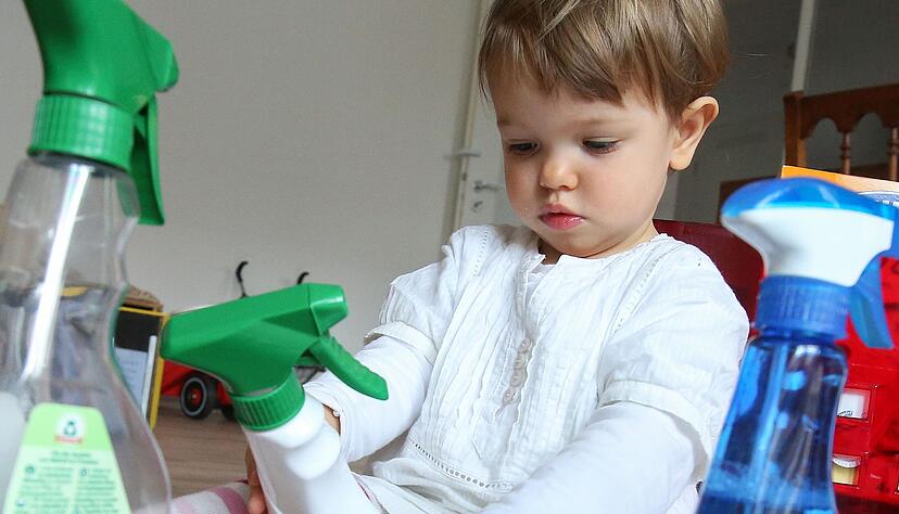 Hat das Kind Putzmittel zu sich genommen, ist ein Anruf beim Giftnotruf sinnvoll, um Profis die Situation einschätzen zu lassen. Hat das Kind Putzmittel zu sich genommen, ist ein Anruf beim Giftnotruf sinnvoll, um Profis die Situation einschätzen zu lassen.