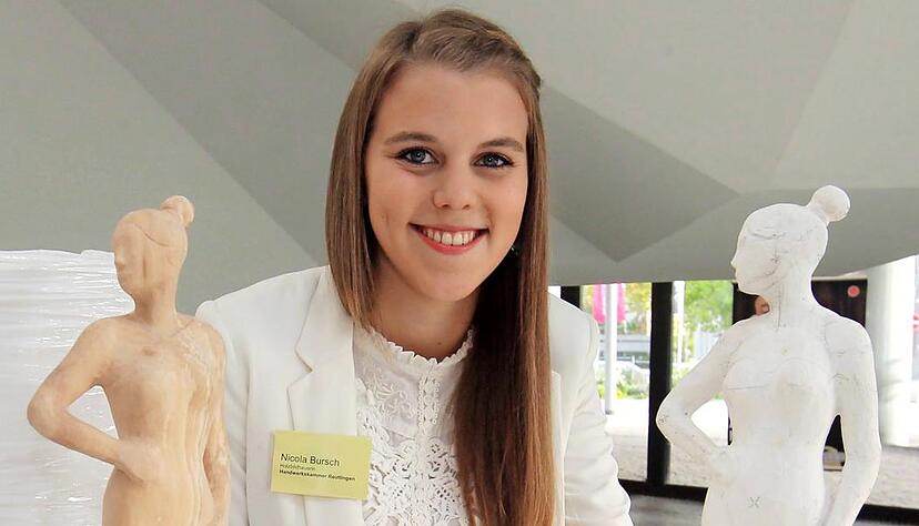Holzbildhauerin Nicola Bursch aus Salem pr&auml;sentiert in Heilbronn stolz ihr Gesellenst&uuml;ck: links das Modell Claire aus Linde, rechts aus Gips.