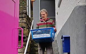 Thomas Reule trägt Krims-Krams aus dem Haus. Foto: privat