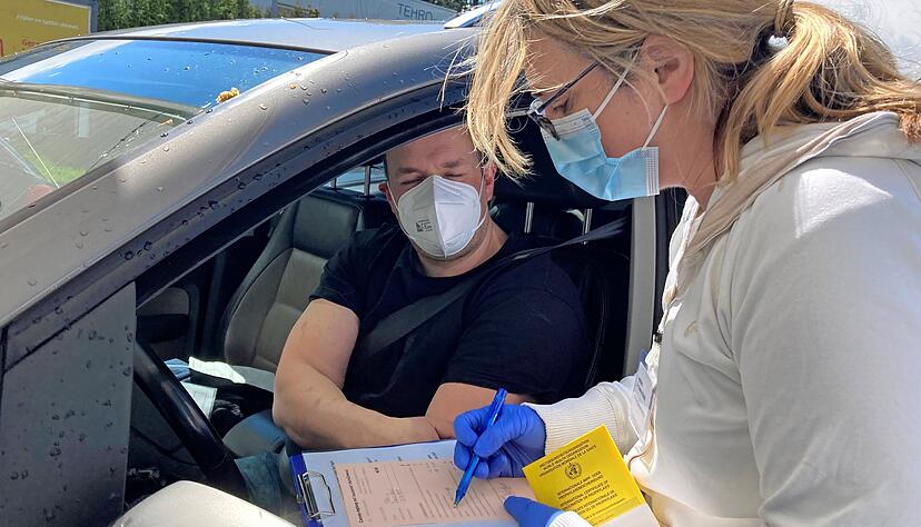 Lange Wartezeiten nahmen die Menschen in Kauf, um im Mai von Dr. Susanne Bublitz und einer Kollegin in Pforzheim mit Astra geimpft zu werden.
Foto:Archiv/Tscherwitschke Lange Wartezeiten nahmen die Menschen in Kauf, um im Mai von Dr. Susanne Bublitz und einer Kollegin in Pforzheim mit Astra geimpft zu werden.
Foto:Archiv/Tscherwitschke
