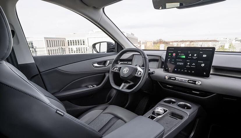 Etwas von allem - und gut bedienbar: Solider Material-Mix, Bildschirme und auch noch ein paar klassische Schalter.