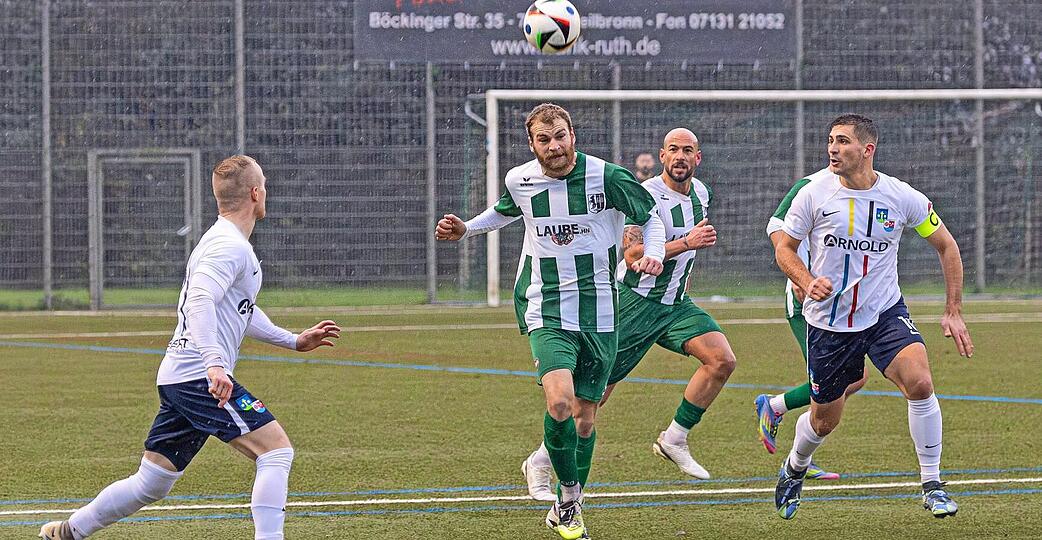 Die TG B&ouml;ckingen, hier im Spiel gegen die SG Sindringen/Ernsbach, ist als Herbstmeister in die Winterpause im Bezirk Franken gegangen. Die Aram&auml;er Heilbronn sind den Gr&uuml;n-Wei&szlig;en aber auf den Fersen.
Foto: Lina Bihr