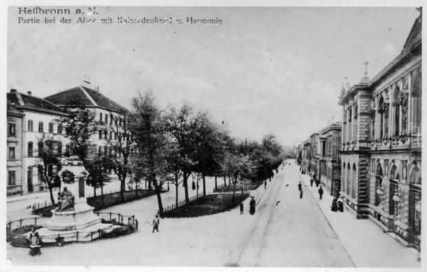 Blick auf die Allee mit Kaiserdenkmal und Harmonie.