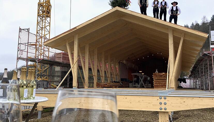 Zu drei Seiten hin wird der Ausschank über auffaltbare Glaswände zu öffnen sein. Die Zimmerleute genießen auf dem Dach die Rundumsicht. Zu drei Seiten hin wird der Ausschank über auffaltbare Glaswände zu öffnen sein. Die Zimmerleute genießen auf dem Dach die Rundumsicht.