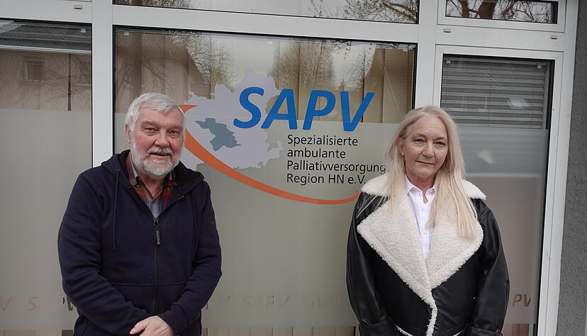 Palliativmediziner Sigmund Jakob (links) und SAPV-Gesamtleiterin Annemarie Hagenlocher haben schon unz&auml;hlige Menschen an ihrem Lebensende begleitet. Ihre Erfahrung: Wichtig ist das Loslassen.