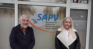 Palliativmediziner Sigmund Jakob (links) und SAPV-Gesamtleiterin Annemarie Hagenlocher haben schon unz&auml;hlige Menschen an ihrem Lebensende begleitet. Ihre Erfahrung: Wichtig ist das Loslassen.