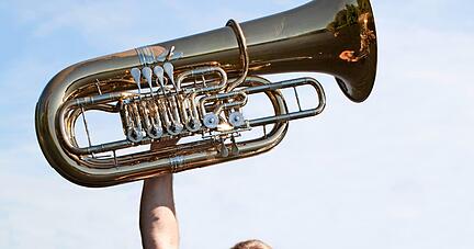"Das Aufsuchen des Instruments vorm Konzert ist mit das Zeitraubendste", sagt Tubist Andreas Hofmeir, der auf den Gaffenberg kommt. "Das Aufsuchen des Instruments vorm Konzert ist mit das Zeitraubendste", sagt Tubist Andreas Hofmeir, der auf den Gaffenberg kommt.