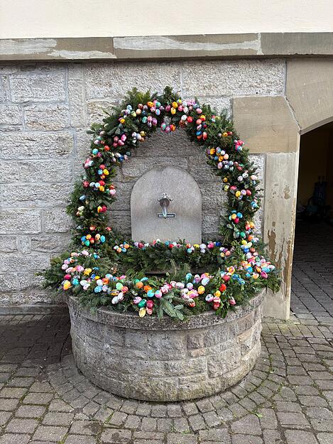 Auch in Ohrnberg gibt es einen Osterbrunnen.