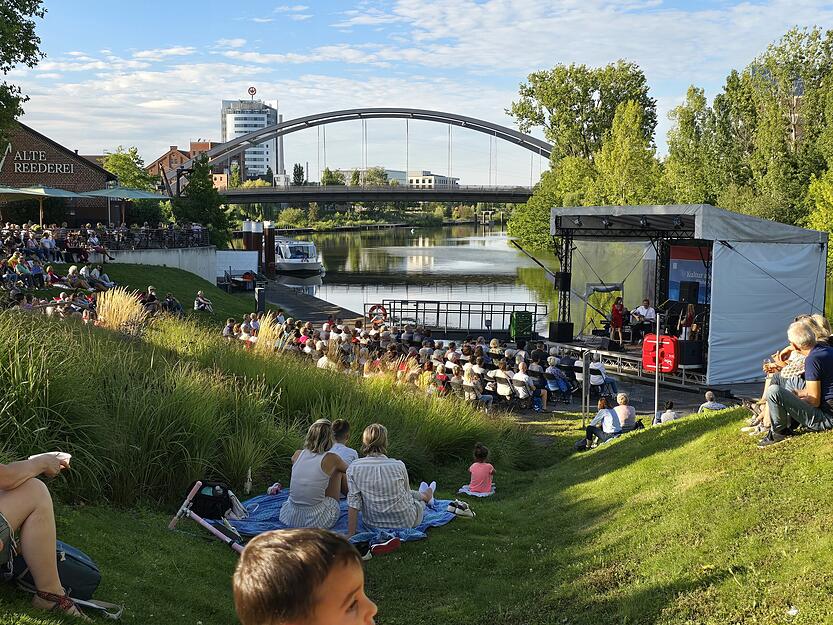 Mittwochs von 19 bis 21 Uhr performen im August Comedians auf der Bühne, Tickets hierfür kann man im Vorverkauf erwerben. Mittwochs von 19 bis 21 Uhr performen im August Comedians auf der Bühne, Tickets hierfür kann man im Vorverkauf erwerben.