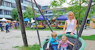 Rund 370 Eltern und Kinder kamen zum Frühchenfest, darunter auch Nadine Stahl. Ihre Tochter Ida (rechts in der Schaukel) wog bei der Geburt vor knapp zwei Jahren nur 1110 Gramm und hat sich prächtig entwickelt.Foto: Dennis Mugler Rund 370 Eltern und Kinder kamen zum Frühchenfest, darunter auch Nadine Stahl. Ihre Tochter Ida (rechts in der Schaukel) wog bei der Geburt vor knapp zwei Jahren nur 1110 Gramm und hat sich prächtig entwickelt.Foto: Dennis Mugler