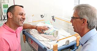 Zwillingsvater Robert Weissgerber sitzt am Bettchen seines kleinen Sohnes. Mit Klinikseelsorger Jürgen Rist spricht er über die vergangenen Wochen, die von Höhen und Tiefen geprägt waren.
Foto: SLK Zwillingsvater Robert Weissgerber sitzt am Bettchen seines kleinen Sohnes. Mit Klinikseelsorger Jürgen Rist spricht er über die vergangenen Wochen, die von Höhen und Tiefen geprägt waren.
Foto: SLK