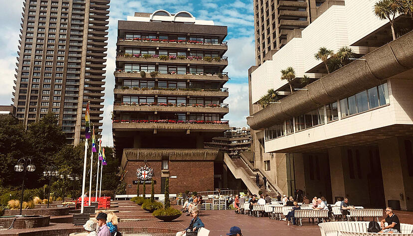 Hinter Hochhaus-Türmen liegt eine ruhige Insel inmitten der Metropole London: das Barbican, ein Wohn-, Kunst- und Kulturkomplex. Foto: Valerie Blass