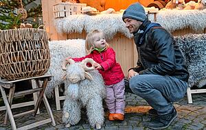 Stephan Rottmann ist mit Tochter Lena gern auf dem Öhringer Weihnachtsmarkt. Das gehöre zur Vorweihnachtszeit dazu, findet er. Lena hätte gern ein Schaffell. Stephan Rottmann ist mit Tochter Lena gern auf dem Öhringer Weihnachtsmarkt. Das gehöre zur Vorweihnachtszeit dazu, findet er. Lena hätte gern ein Schaffell.