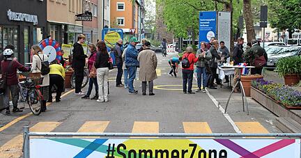 Die Turmstraße ist jetzt für Autos gesperrt und somit zur Sommerzone geworden. Mit einem kleinen Fest erfolgte am Samstag die Eröffnung.
Foto: Ralf Schick Die Turmstraße ist jetzt für Autos gesperrt und somit zur Sommerzone geworden. Mit einem kleinen Fest erfolgte am Samstag die Eröffnung.
Foto: Ralf Schick