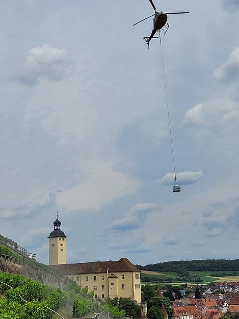 Das Material für die spektakuläre Baustelle kam per Hubschrauber.