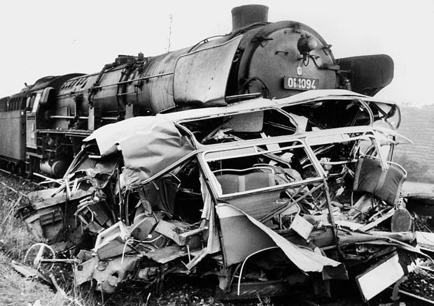 Nur noch ein Haufen Blech: der total zerstörte Linienbus. Er wurde nach dem Zusammenstoß von dem Eilzug 400 Meter weit mitgeschleppt.
Foto: Archiv/Eisenmenger