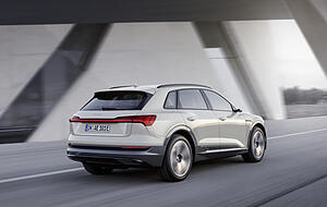 Der Audi e-tron f&auml;hrt im Werk in Br&uuml;ssel vom Band. Die ersten Auslieferungen an europ&auml;ische Kunden sind f&uuml;r Ende 2018 geplant. Foto: Audi