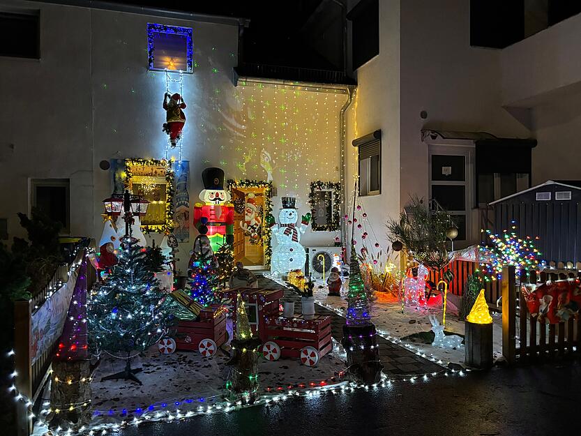 Über die Jahre haben sich bei den beiden immer mehr Dekorationsstücke angehäuft. Sie freuen sich, dass die Gegend ihren Spaß daran hat. Dadurch komme man ins Gespräch. "Wir sitzen dann gemütlich draußen und trinken mit den Nachbarn Glühwein", meint Diana.