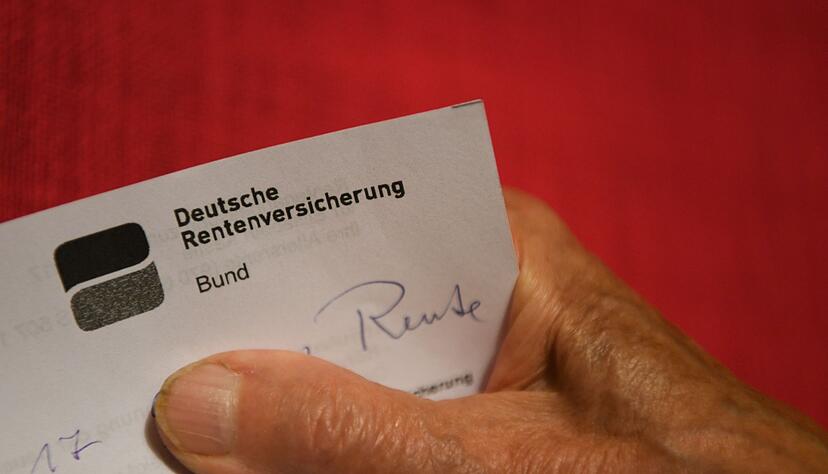 Im Mittel bekommt eine Rentnerin im Osten 1.218 Euro, 357 Euro mehr als im Westen. (Symbolbild)