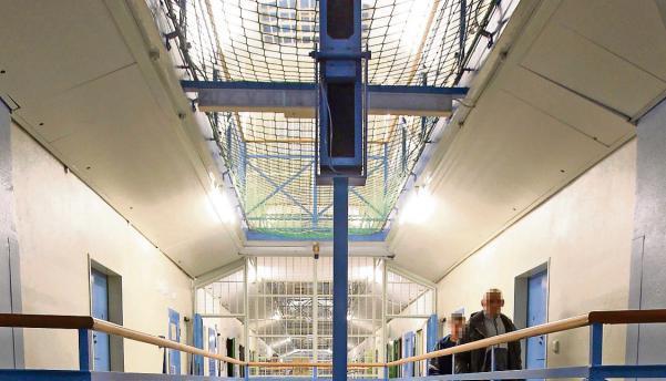 Adventskranz im Heilbronner Gefängnis: Für fünf Drogendealer gab es ein unerwartetes Weihnachtsgeschenk. Sie kamen frei, vier haben sich wohl abgesetzt.