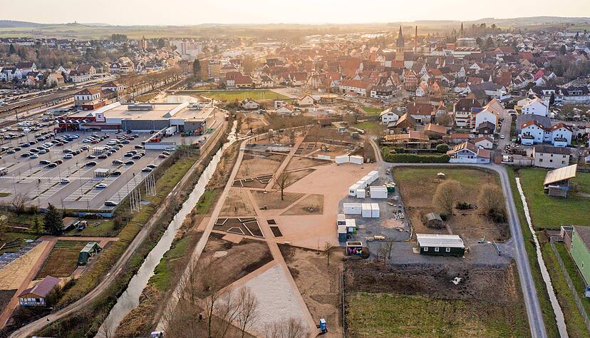 Aus der Drohnenperspektive sieht das Gelände der Eppinger Gartenschau bereits imposant aus. Schließlich ist am Fahrplan für die Bauarbeiten bis jetzt festgehalten worden. Noch knapp zwei Monate sind es bis zur offiziellen Eröffnung. 
Foto: Matthias Bitsch