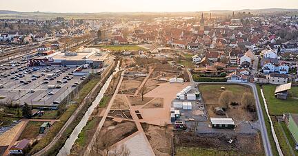 Aus der Drohnenperspektive sieht das Gelände der Eppinger Gartenschau bereits imposant aus. Schließlich ist am Fahrplan für die Bauarbeiten bis jetzt festgehalten worden. Noch knapp zwei Monate sind es bis zur offiziellen Eröffnung. 
Foto: Matthias Bitsch