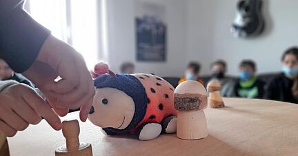 Mehrere Klassen von Real- und Michael-Beheim-Schule verbrachten einen Vormittag im Obersulmer Jugendhaus. Aktionen und Spiele − hier ein Balancespiel − sollten die Gemeinschaft fördern und den Teamgeist stärken.
Foto: privat