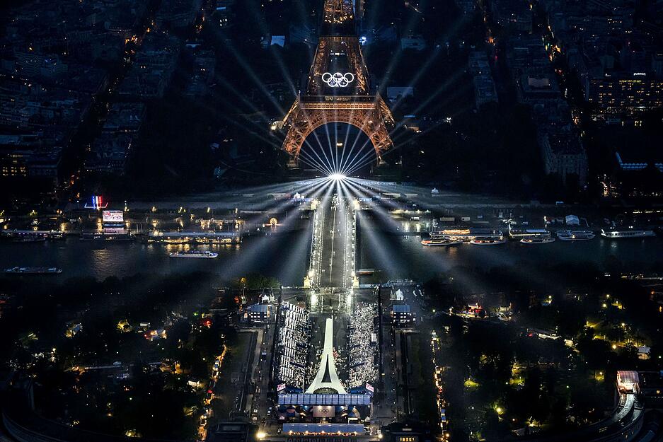 Der Eiffelturm und die olympischen Ringe leuchten während der Eröffnungsfeier.