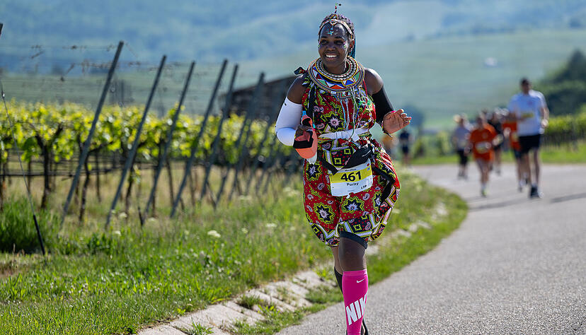 Purity Jenninger läuft beim Trollinger Marathon in kenianischer Tracht und Flipflops. Purity Jenninger läuft beim Trollinger Marathon in kenianischer Tracht und Flipflops.