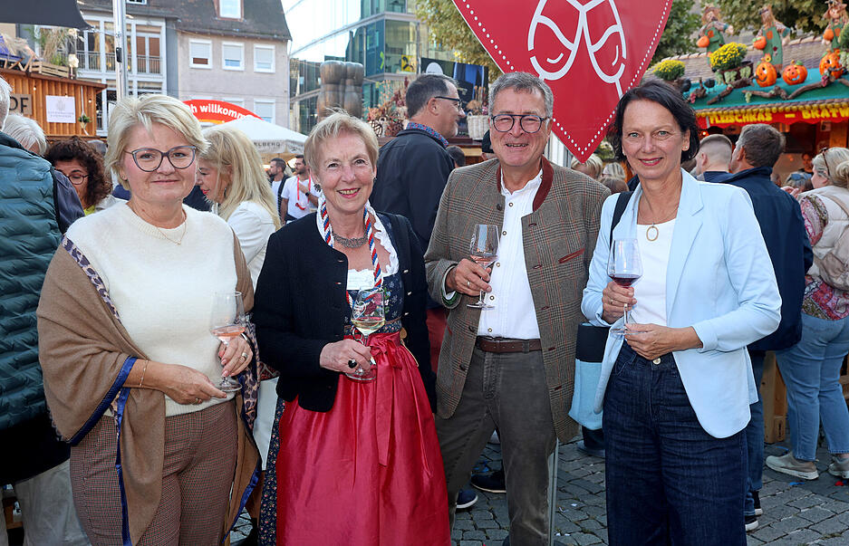 Erste Besucher schnappen sich bereits am Eröffnungsabend ein Glas auf dem Heilbronner Weindorf.