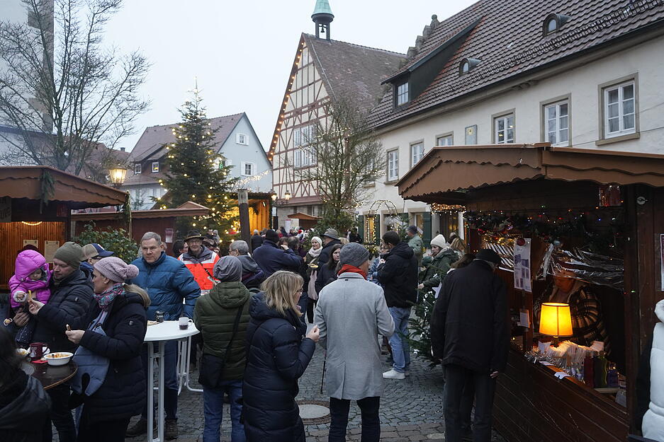 Bergweihnacht als Treffpunkt: Gemeinsam genießen in festlicher Kulisse. Bergweihnacht als Treffpunkt: Gemeinsam genießen in festlicher Kulisse.