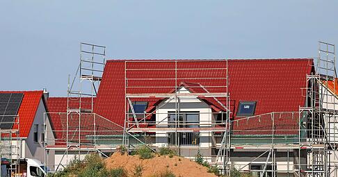 Deutschland einig Mieterland: Nirgendwo anders in Europa ist die Eigentumsquote so niedrig wie hier. Bauen und Kaufen sind extrem teuer, Wohneigentum ist zum Luxus geworden.