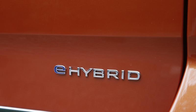 VW schickt seinen Multivan T7 als Plug-in-Hybrid auf die Stra&szlig;e. Damit sinkt der Normverbrauch auf 1,7 Liter.